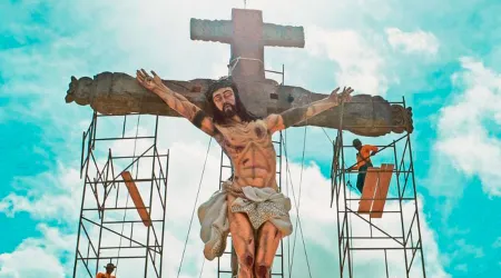 Inauguran crucifijo de 17 metros de alto en homenaje a la Santa Cruz