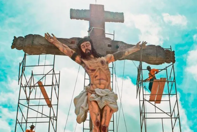 Inauguran crucifijo de 17 metros de alto en homenaje a la Santa Cruz