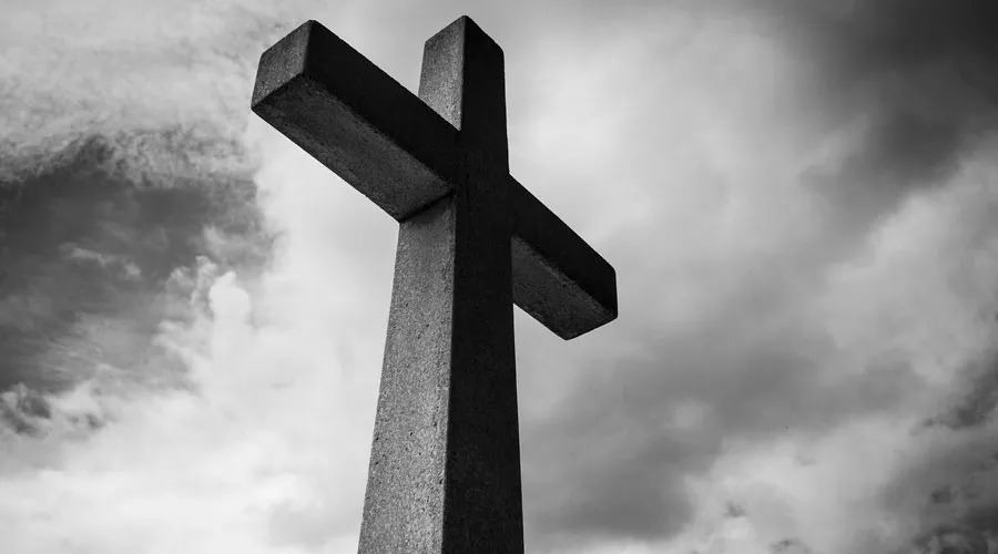 Por tercera vez ayuntamiento español retira una cruz contra deseo de los vecinos