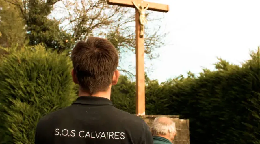 Jóvenes católicos reavivan la fe restaurando cruces por los caminos de Francia