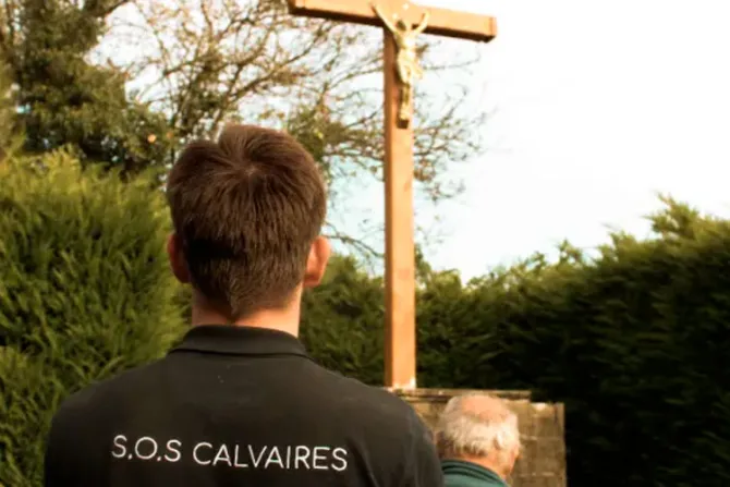 Jóvenes católicos reavivan la fe restaurando cruces por los caminos de Francia