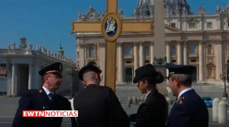 Coronavirus: Policía de Roma izó Cruz del Peregrino cuando el Papa celebraba la Pascua