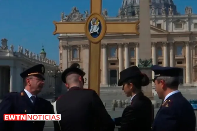 Coronavirus: Policía de Roma izó Cruz del Peregrino cuando el Papa celebraba la Pascua