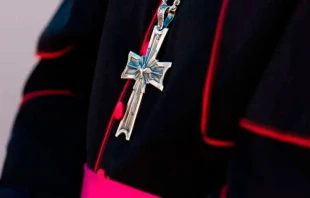 Cruz pectoral de obispo. Cru00e9dito: Daniel Ibu00e1u00f1ez / ACI Prensa 