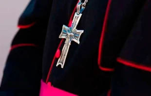 Cruz pectoral de obispo. Cru00e9dito: Daniel Ibu00e1u00f1ez / ACI Prensa 