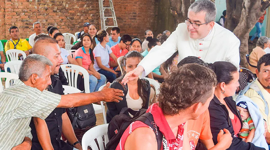Mons. Víctor Manuel Ochoa Cadavid con un grupo migrantes / Foto: CEC?w=200&h=150