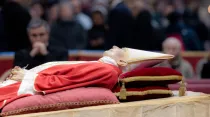El cuerpo de Benedicto XVI en la Basílica de San Pedro, este 2 de enero de 2023. Crédito: Daniel Ibáñez / ACI Prensa.