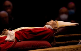 El cuerpo de Benedicto XVI en la Basu00edlica de San Pedro. Cru00e9dito: Daniel Ibu00e1u00f1ez / ACI Prensa 