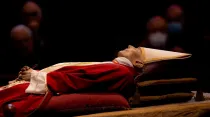 El cuerpo de Benedicto XVI en la Basílica de San Pedro. Crédito: Daniel Ibáñez / ACI Prensa