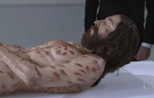 Una parte del cuerpo hiperrealista de Cristo. Cru00e9dito: Youtube The Mystery Man 