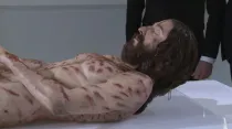Una parte del cuerpo hiperrealista de Cristo. Crédito: Youtube The Mystery Man