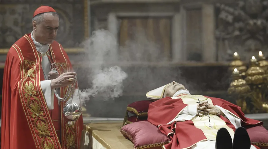 Trasladan el cuerpo de Benedicto XVI a la Basílica de San Pedro en el Vaticano