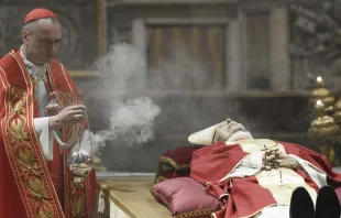 El Card. Mauro Gambetti bendice el cuerpo del Papa Emérito Benedicto XVI en la Basílica de San Pedro. Crédito: Vatican Media  