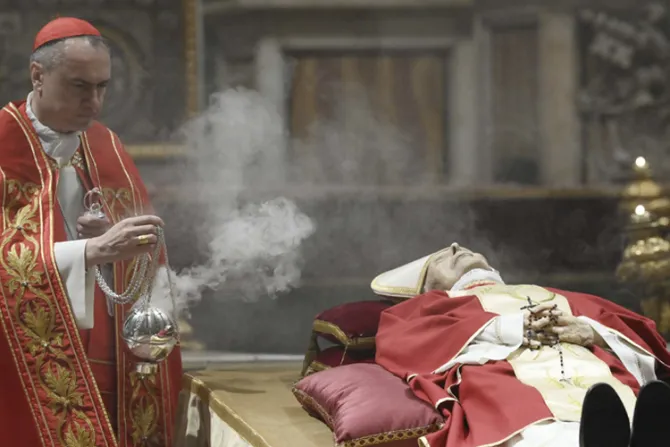 Trasladan el cuerpo de Benedicto XVI a la Basílica de San Pedro en el Vaticano