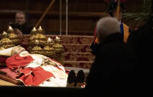 Cuerpo del Papa Emérito Benedicto XVI en Basílica de San Pedro. Crédito: Alan Koppschall / ACI Prensa 