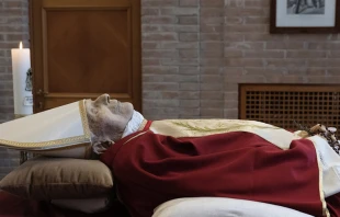 Cuerpo del Papa Emu00e9rito Benedicto XVI en el Monasterio Mater Ecclesiae. Cru00e9dito: Vatican Media. 