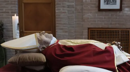 Así descansa el cuerpo de Benedicto XVI en el Vaticano