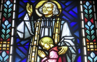 El Santo Cura de Ars. Cru00e9dito: Vitral en la iglesia Saint-Blaise et Notre-Dame-des-Malades de Vichy en Francia. Cru00e9dito: Sebleouf (CC BY-SA 4.0) 