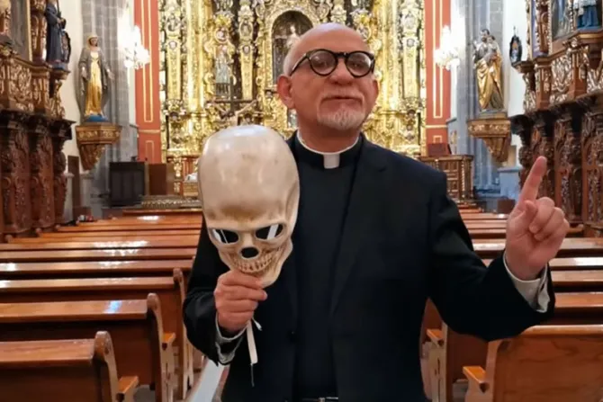 Sacerdote hace profunda reflexión tras desfile de Día de Muertos en México