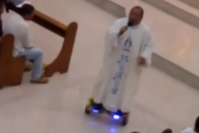 VIDEO VIRAL: Diócesis sanciona a sacerdote que celebró Misa sobre patineta “hoverboard”
