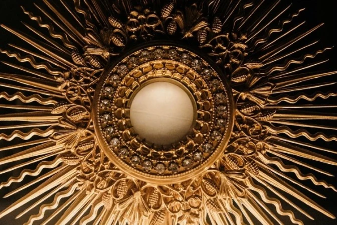 Roban custodia eucarística en iglesia de Nueva York