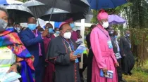 Mons. Cyprian Kizito Lwanga (al centro) en el Via Crucis ecuménico realizado el Viernes Santo 2021. Crédito: Foto de cortesía.