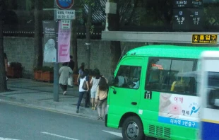 Un afiche de la visita del Papa Francisco a Corea en una calle de Seu00fal (foto Walter Su00e1nchez Silva / ACI Prensa) 