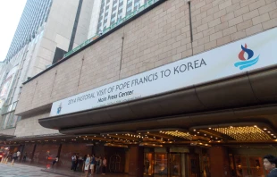 El ingreso a la sala de prensa de la visita del Papa Francisco a Corea (foto Walter Su00e1nchez Silva / ACI Prensa) 