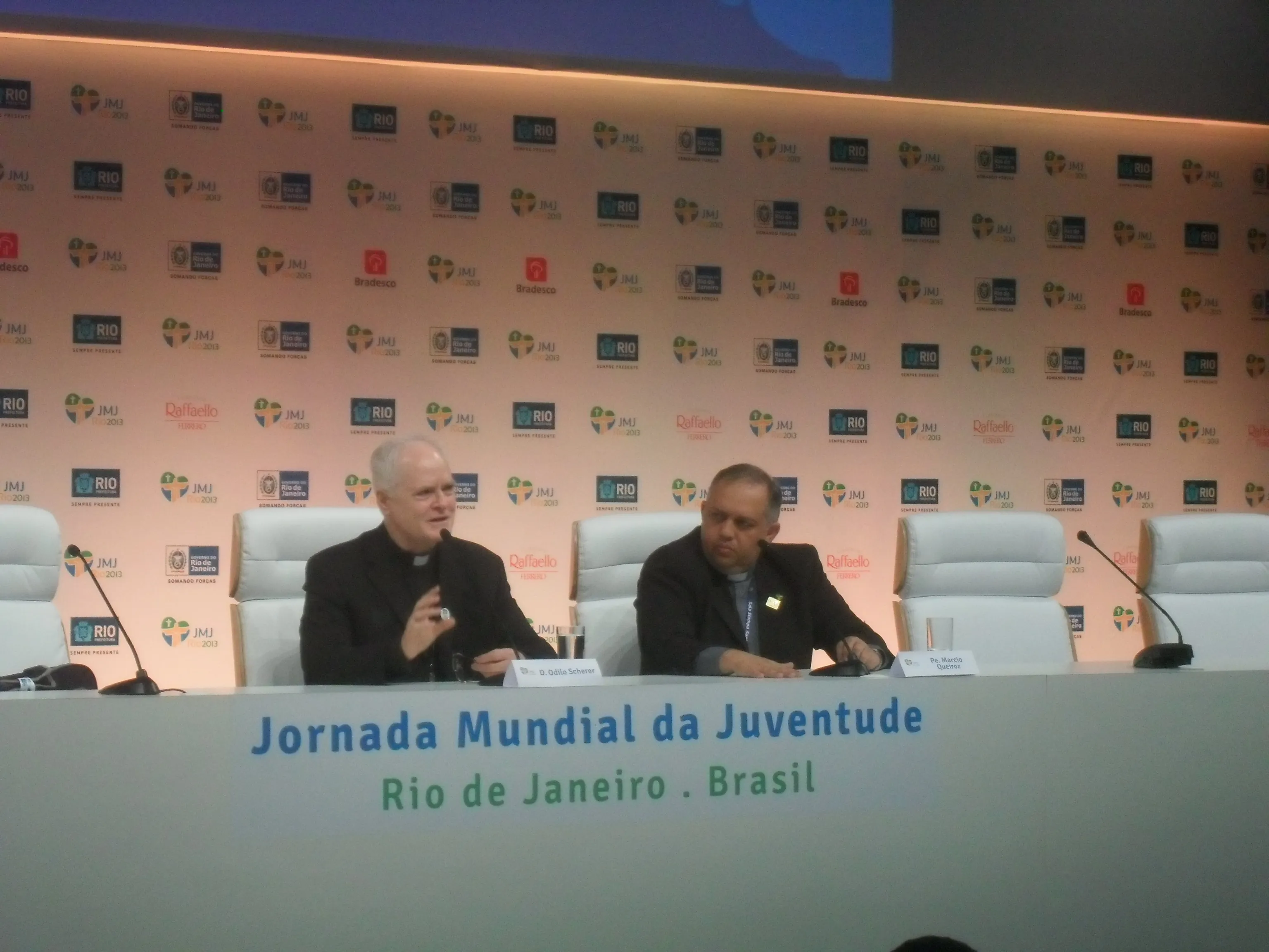 Cardenal Odilo Scherer (izq.) en la conferencia de prensa (foto ACI Prensa)?w=200&h=150