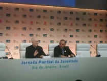 Cardenal Odilo Scherer (izq.) en la conferencia de prensa (foto ACI Prensa)