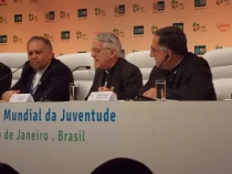 El Padre Lombardi (al centro) en la conferencia de prensa de esta noche (foto ACI Prensa)