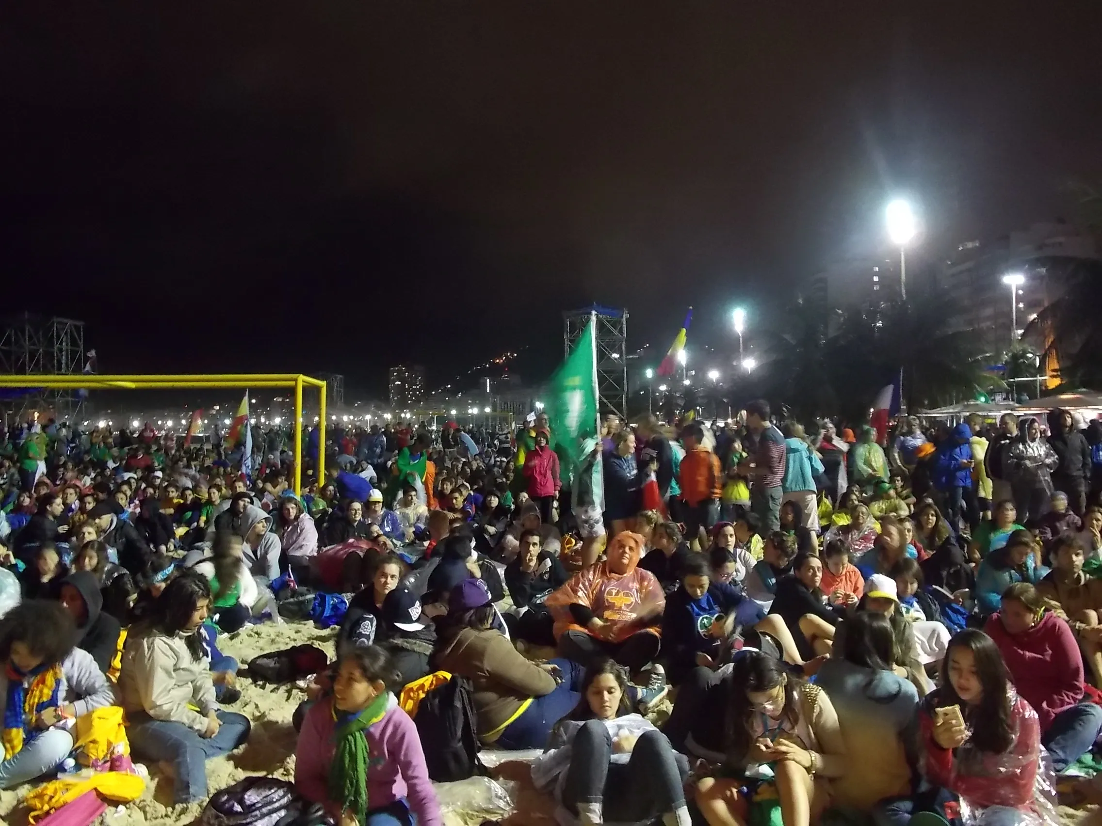 Peregrinos en la playa de Copacabana en la Misa de apertura de la JMJ (foto ACI Prensa)?w=200&h=150
