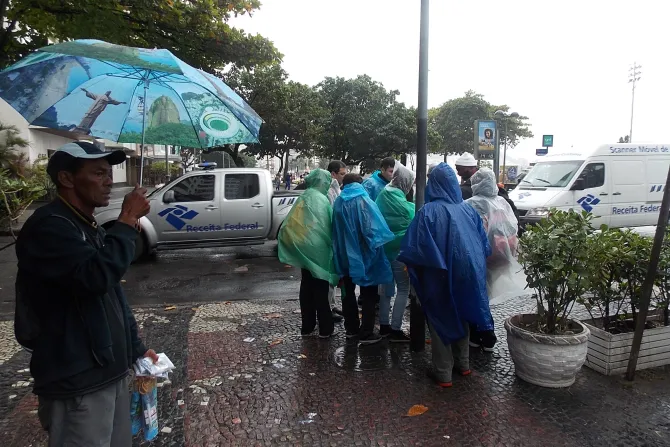 La inusual lluvia y el frío en Río no afectan el entusiasmo de los jóvenes en JMJ