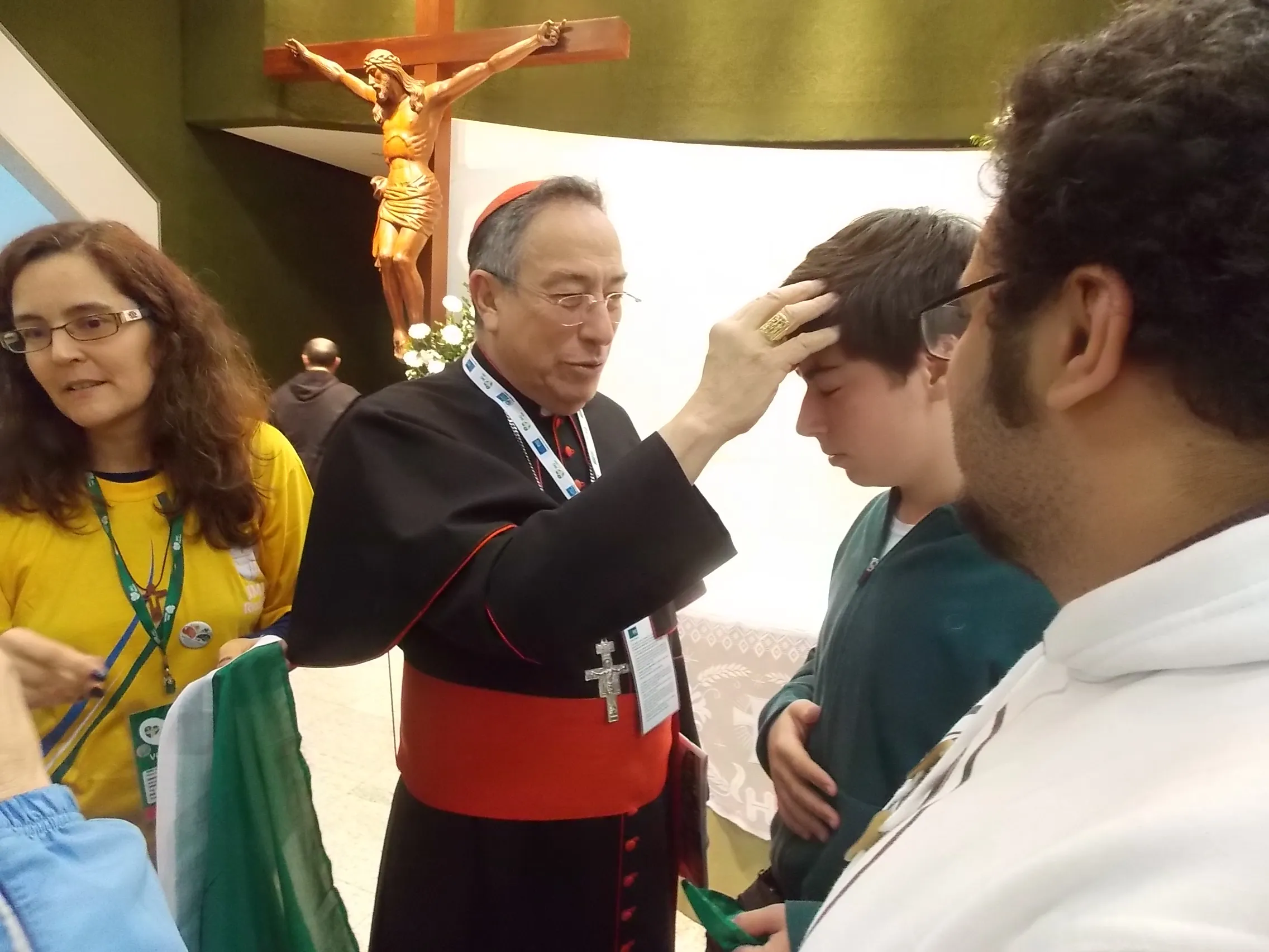 El Cardenal Rodríguez Maradiaga bendice a un peregrino en Río de Janeiro (foto ACI Prensa)?w=200&h=150
