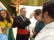 El Cardenal Rodríguez Maradiaga bendice a un peregrino en Río de Janeiro (foto ACI Prensa)