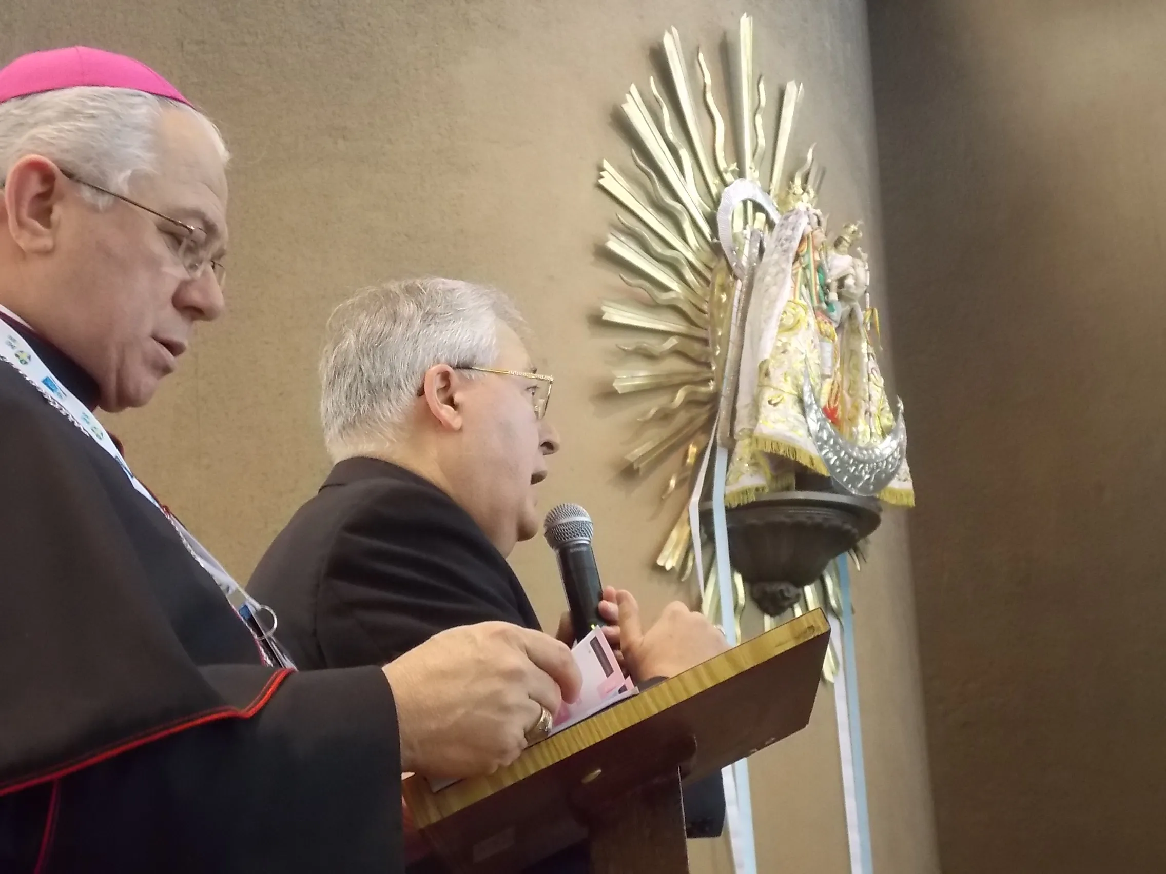Mons. Juan Antonio Reig Pla con el micrófono esta mañana en su catequesis (foto ACI Prensa)