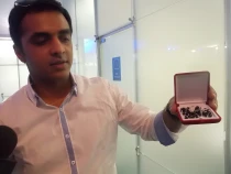 Thomson Philip muestra el rosario que le obsequiu00f3 el Papa hoy (foto ACI Prensa)