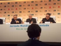 El Padre Lombardi (al centro) en la conferencia de prensa de esta tarde (foto ACI Prensa)