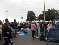 Una peregrina se confiesa en la playa de Copacabana (foto ACI Prensa)