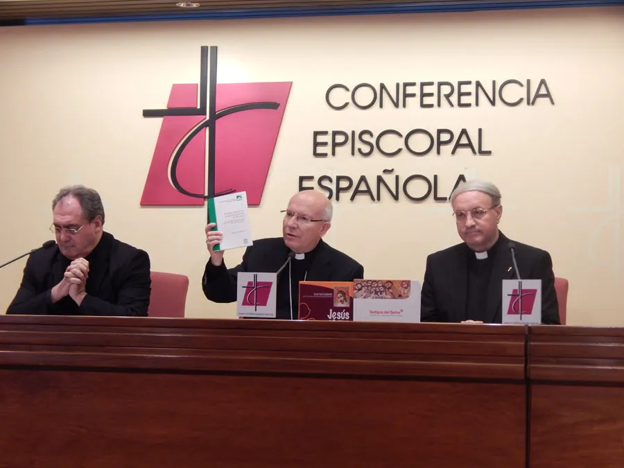 P. José María Gil Tamayo, Mons. Amadeo Rodríguez y el P. Juan Luis Martin Barrios en presentación de instrucción pastoral. Foto: ACI Prensa.