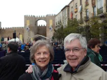 Barbara Hughes y su marido han viajado desde Estados Unidos hasta Ávila para asistir a la misa. Foto: Blanca Ruiz (ACI Prensa)