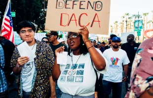Personas protestando en favor de DACA / Cru00e9dito: Molly Adams - Wikimedia Commons (CC BY 2.0) 