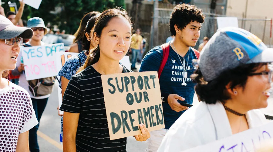 Personas marchando en favor de DACA / Crédito: Flickr de Molly Adams (CC BY 2.0)?w=200&h=150