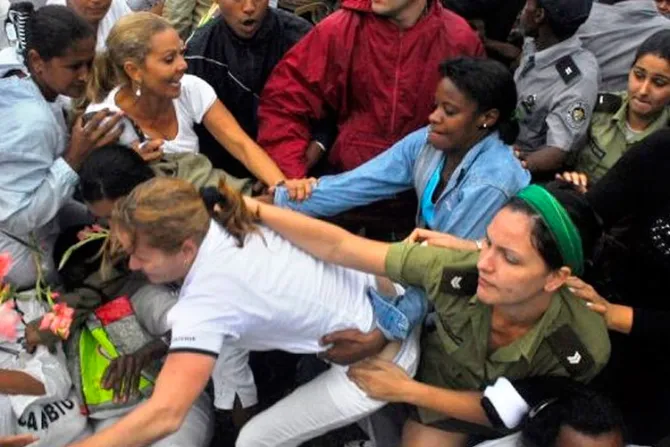 Encañonan a opositor y acosan a Damas de Blanco para que no vayan a Misa en Cuba