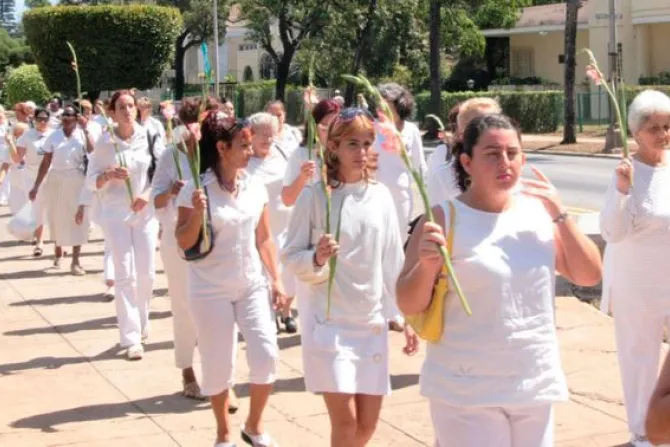 Cuba: Gobierno reprime a 60 Damas de Blanco que salían de Misa