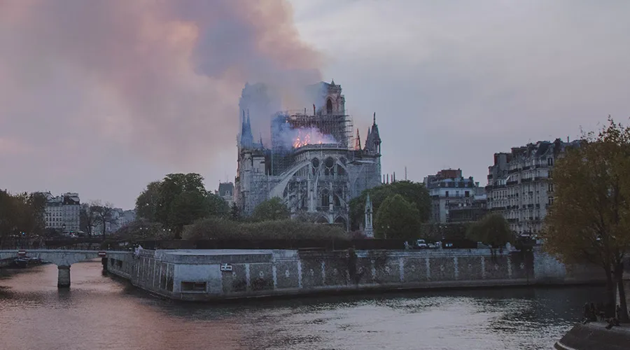 Catedral de Notre Dame durante el incendio / Crédito: Unsplash