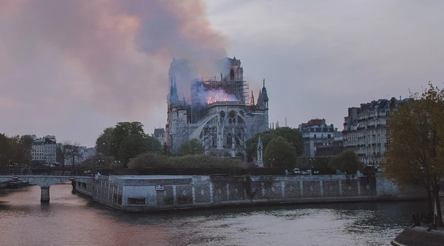 Catedral de Notre Dame durante el incendio / Crédito: Unsplash ?w=200&h=150