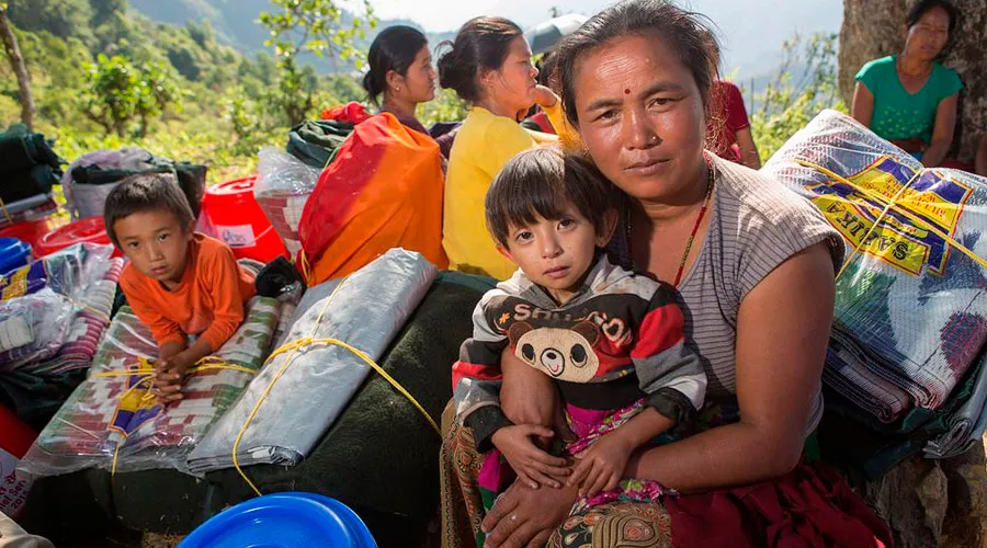 Damnificados por terremoto en Nepal. Foto: Jake Lyell / Catholic Relief Services.