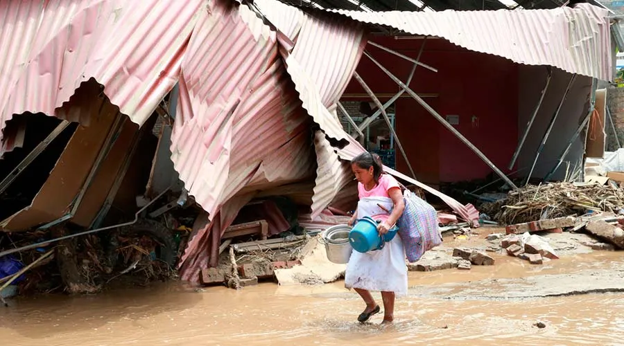Mujer damnificada en medio de inundación en Huachipa, Lima (Perú). Foto: ANDINA/Norman Córdova.