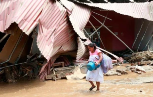 Mujer damnificada en medio de inundaciu00f3n en Huachipa, Lima (Peru00fa). Foto: ANDINA/Norman Cu00f3rdova. 